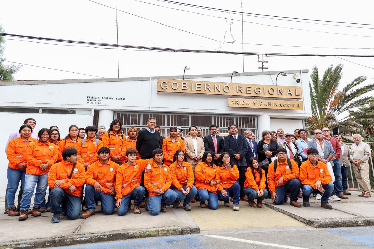 grupal con alumnos del Liceo Pablo Neruda.jpg